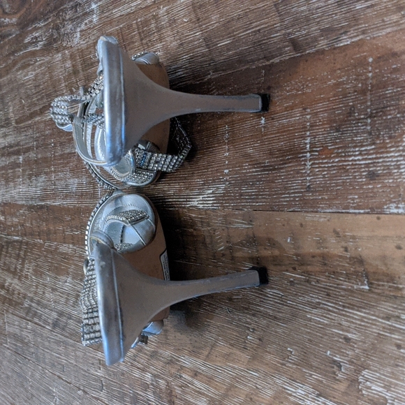 Manolo Blahnik Janet silver crystal embellished sandal - Picture 4 of 6